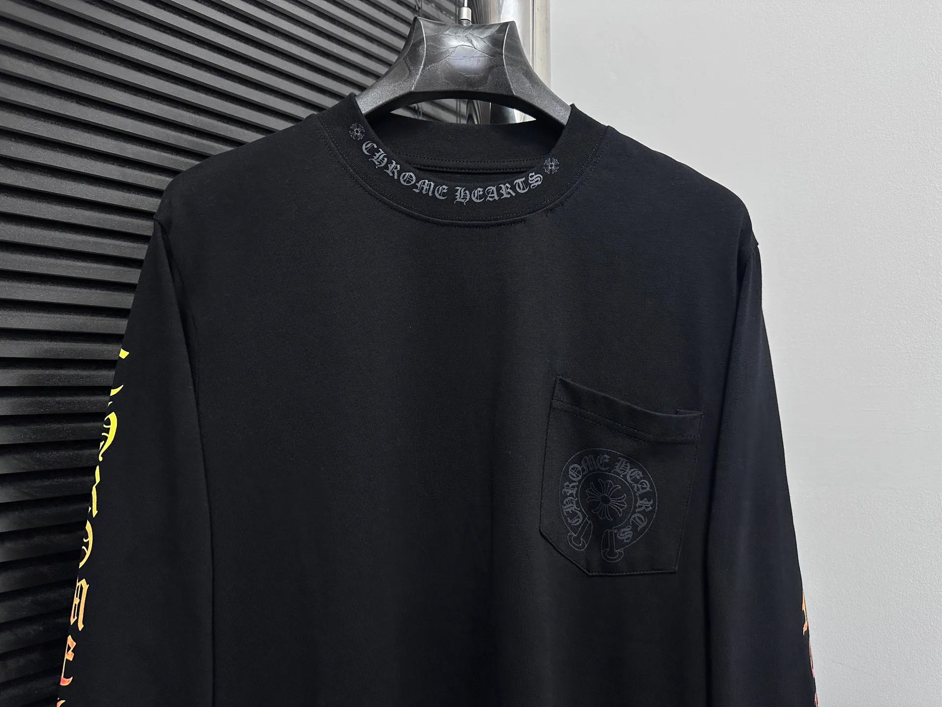🅿️230 [Come Hearts] Crow Heart Graffiti Letters Limited Sanskrit Printed Long Sleeves, High Weight Threads on Collar and Cuffs, Custom Weaved and Dyed 280g Double Yarn Pure Cotton Fabric, Washed Anti-Counterfeiting Tags and other auxiliary labels are all correct versions, super conspicuous, super pretty, super stylish, same style for men and women! The overall upper body highlights fashion and individuality, and when worn together by a couple, it is a recommended T-shirt by the Street Ace!! Same style for men and women Size: XS-L